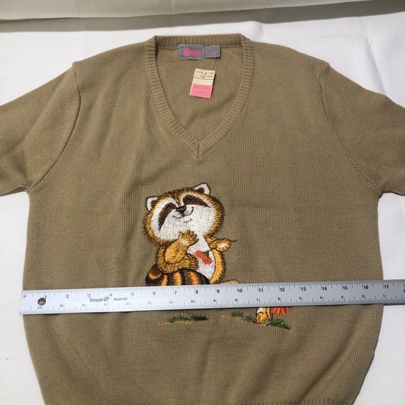 Vintage JC Penny’s Sweater With Embroidered Raccoon & Mouse Design Beige V-Neck - Picture 12 of 14